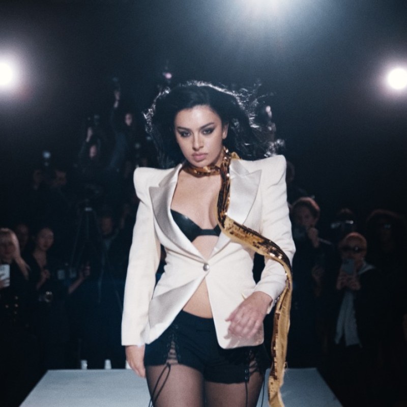 Charli xcx v klipe SS26 — Saint Laurent look inšpirovaný módnou prehliadkou