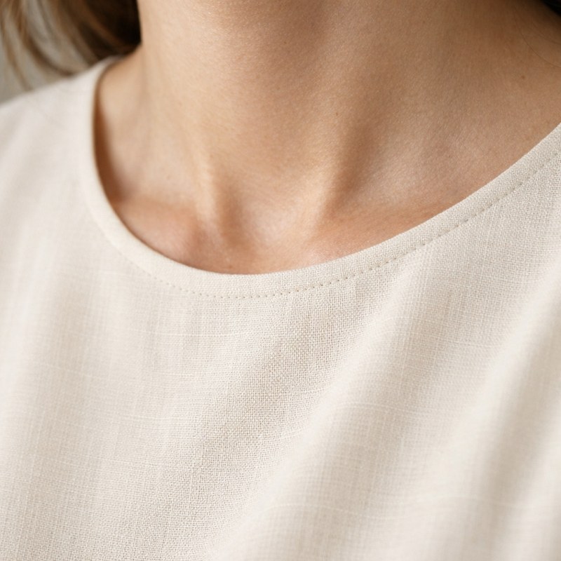 Detail minimalistických šiat s okrúhlym výstrihom