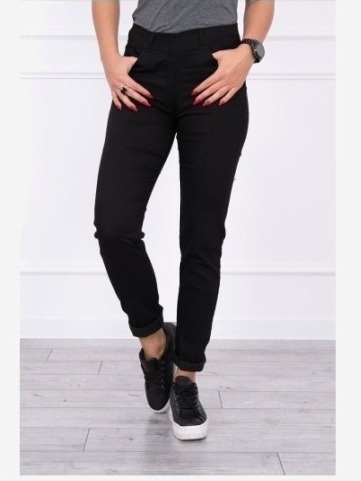 Farebné džínsy čierna