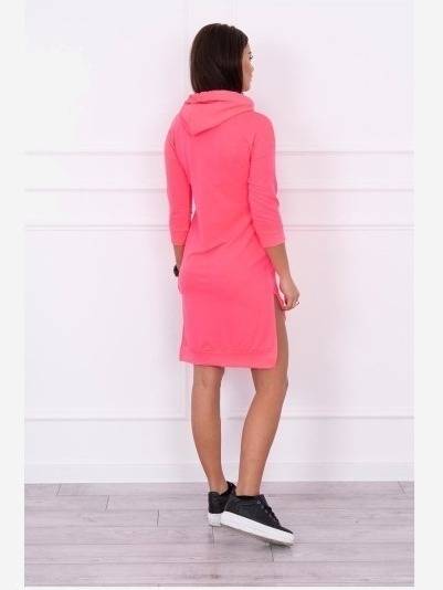 Šaty s dlhším chrbtom a farebnou potlačou ružový neón